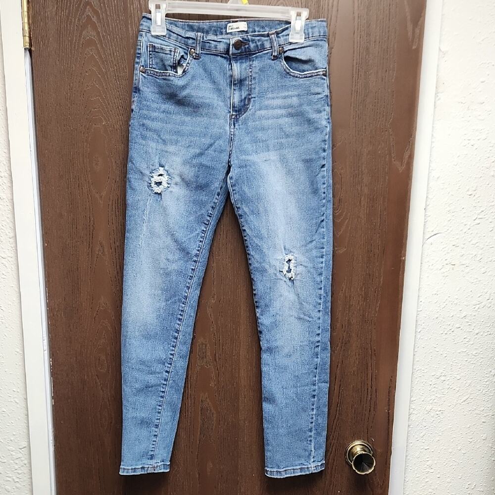 🚨2/$25 or 5/$50🚨Classic Blue Distressed Jeans